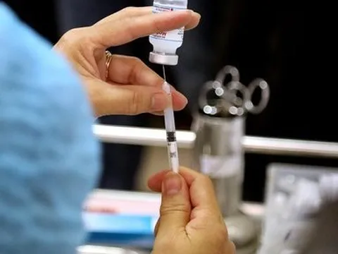 Vì sao các "ông lớn" chạy đua nghiên cứu vắc-xin chống biến thể BA.4, BA.5?