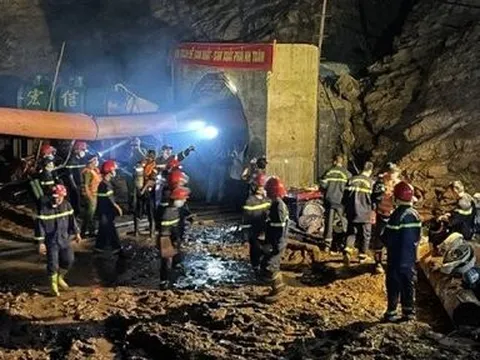 Xuyên đêm cứu hộ nạn nhân bị lũ cuốn mắc kẹt trong hầm thủy điện ở Điện Biên