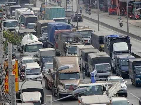 Xăng dầu tăng cao, Bộ GTVT kiến nghị giảm nhiều loại phí để hỗ trợ doanh nghiệp