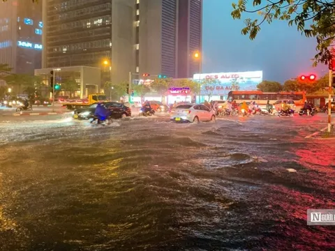 Hà Nội mưa lớn, đường phố biến thành sông