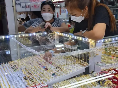 Giá vàng hôm nay 5-7: USD tiếp tục tăng giá, vàng kém hấp dẫn