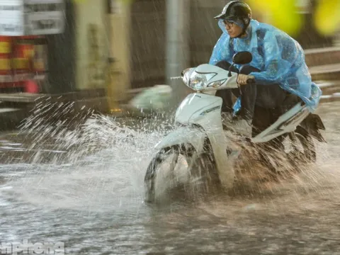 Người dân Thủ đô chật vật về nhà trong cơn mưa trắng trời