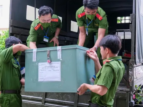 Cận cảnh đoàn xe đặc chủng áp tải đề thi đến các điểm thi