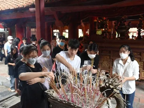 Sĩ tử đến Văn Miếu cầu may trước kỳ thi tốt nghiệp THPT