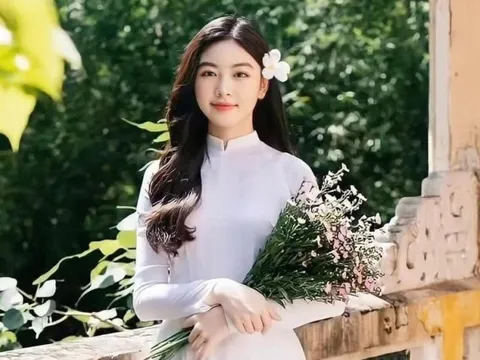 Nhan sắc ngọt ngào của con gái MC Quyền Linh gây "bão" mạng