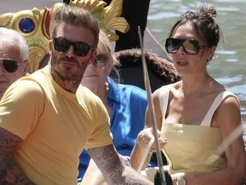 Vợ chồng Vic - Beck "hẹn hò" ở Venice nhân dịp kỷ niệm 23 năm ngày cưới