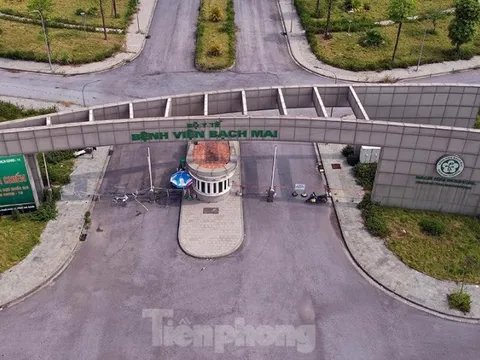Cận cảnh bệnh viện Bạch Mai cơ sở 2 cổng đóng then cài hoang hoá nhanh chóng