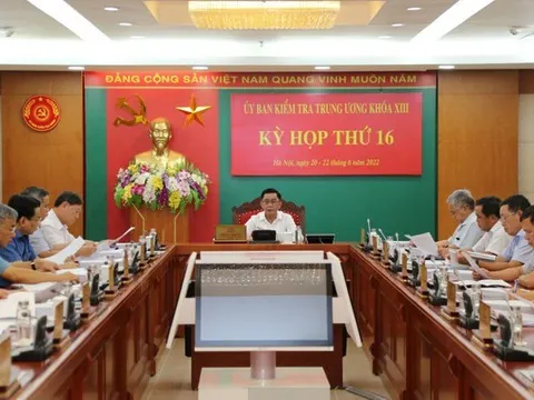 Kiểm tra, giám sát việc miễn nhiệm, từ chức của cán bộ không đủ năng lực và uy tín