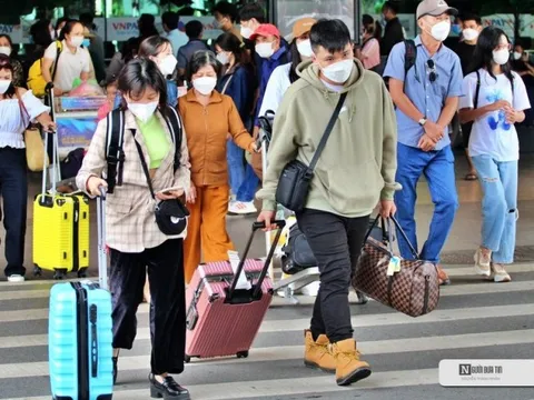 Sân bay Tân Sơn Nhất tấp nập sau 2 năm im ắng vì dịch Covid-19
