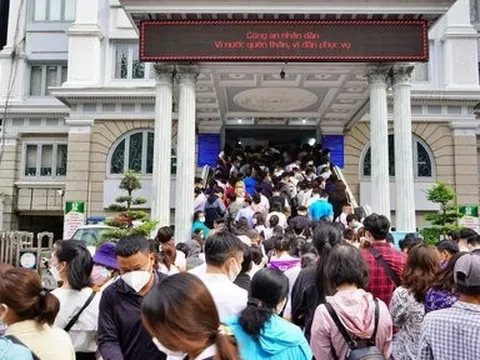 Quá tải cấp hộ chiếu mẫu mới, Công an Tp.HCM nói gì về "cò dịch vụ"?