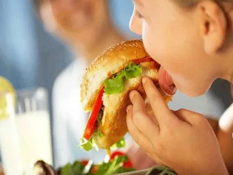 Những thói quen ăn uống nên ngừng ngay kẻo "rước bệnh vào thân"