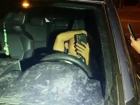 Xử phạt 17 triệu đồng một cán bộ vi phạm nồng độ cồn, cố thủ trong xe