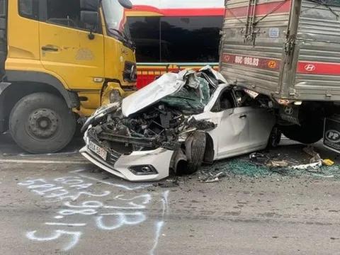 Ôtô 4 chỗ bị "vò" biến dạng trong tai nạn liên hoàn ở Đồng Nai