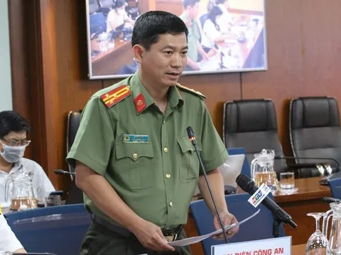 'Cò mồi' lộng hành khi người dân đổ xô đi làm hộ chiếu ở TPHCM