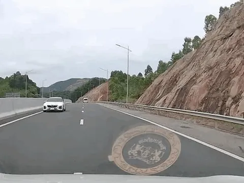 CLIP: Tài xế chạy ngược chiều trên cao tốc có tốc độ tối đa 100 km/giờ