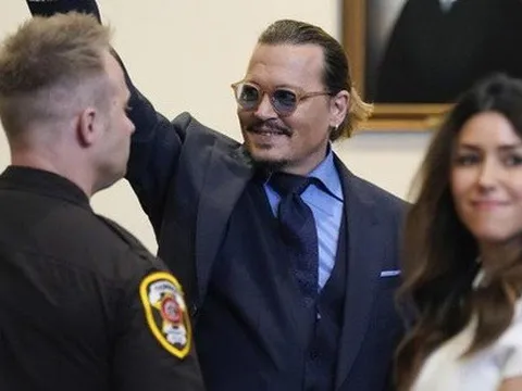 Johnny Depp kín tiếng hơn hậu thắng kiện