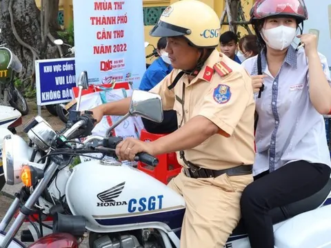 Quên giấy báo dự thi, thí sinh được CSGT vượt hơn 10 km đưa về nhà lấy kịp giờ thi