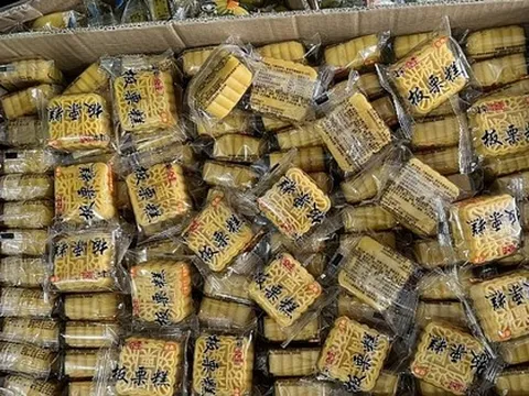 Tiểu thương Hà Nội nhập trôi nổi 5.100 bánh trung thu có nhãn Trung Quốc để bán công khai