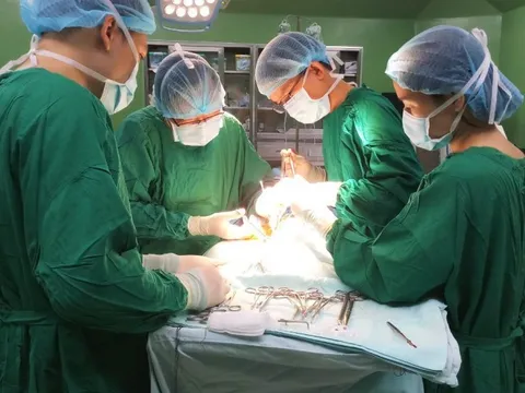 Hành trình tìm sự sống cho bé trai 6 tháng tuổi nặng 4,1kg của người mẹ trẻ