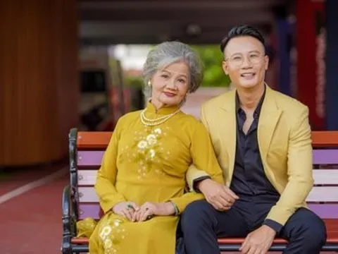 Hoàng Bách hạnh phúc khi hát cùng mẹ trên sân khấu