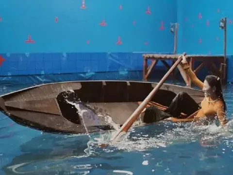 Ca sĩ Tố My bị lật thuyền khi quay MV