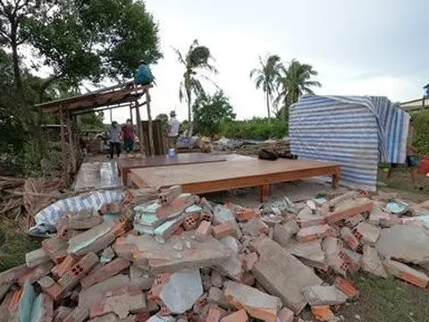 Lốc xoáy làm sập, tốc mái 209 căn nhà, hơn 340 ha lúa hè thu ở Cà Mau