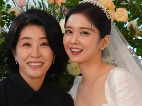 Diễn viên kỳ cựu Kim Mi Kyung chia sẻ ảnh trong đám cưới Jang Nara