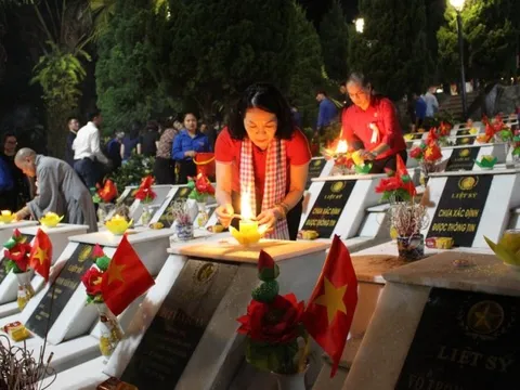 Chủ tịch Hội Chữ thập đỏ Việt Nam dâng hương tại Nghĩa trang liệt sĩ quốc gia Vị Xuyên