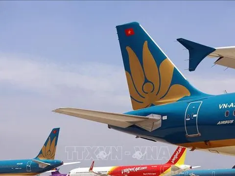 Giá vé máy bay liên tục tăng cao