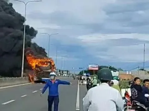 Chở 42 hành khách, xe khách giường nằm bốc cháy trên Quốc lộ 1