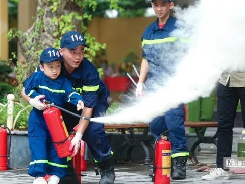 Trẻ em hóa thân thành lính cứu hỏa
