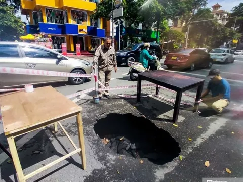 Hà Nội: “Hố tử thần” sâu gần 1m bất ngờ xuất hiện giữa ngã tư đường