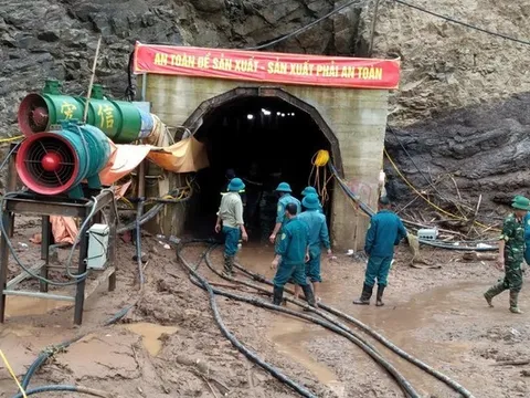 Nóng: Hàng trăm người hối hả giải cứu công nhân mắc kẹt trong hầm thủy điện ở Điện Biên