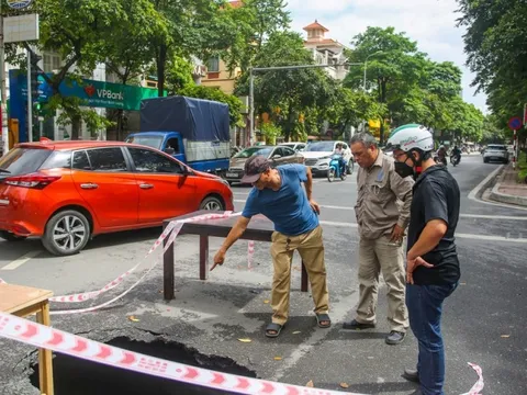 Hà Nội: Xuất hiện "hố tử thần" sâu gần 1 mét ngay ngã tư