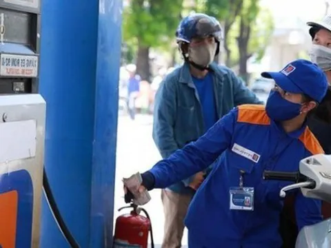 Khẩn trương nghiên cứu các biện pháp hỗ trợ các đối tượng gặp khó khăn; tiếp tục giảm thuế xăng dầu