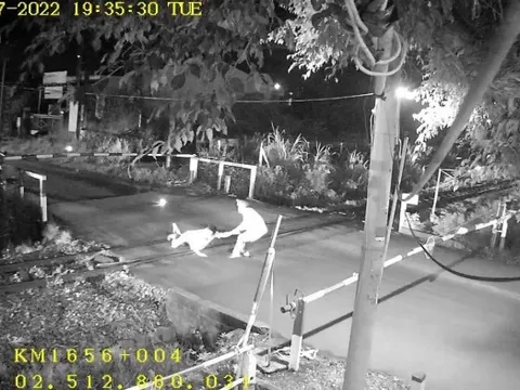 Bộ trưởng GTVT khen nhân viên gác chắn dũng cảm cứu người