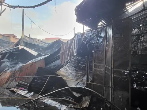 Cháy chợ Đọ ở thành phố Bắc Ninh, thiêu rụi nhiều gian hàng