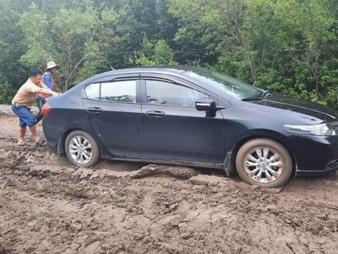 Bùn ngập lút bánh ô tô trên con đường chống ngập ở Cà Mau