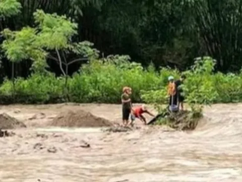 4 người chơi vơi giữa dòng nước lũ bất ngờ ập tới trước khi bị cuốn mất tích