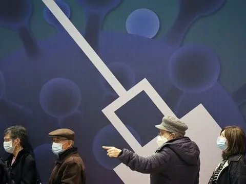 Nhập viện tăng do BA.5 Omicron, EU mở rộng đối tượng tiêm mũi 4