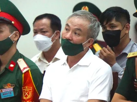 Ông trùm buôn lậu xăng dầu khai chi tiền cho cựu Thiếu tướng đi chơi golf, đúc chuông