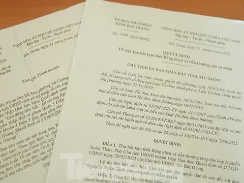 Phó Chủ tịch huyện bị thu bằng khen