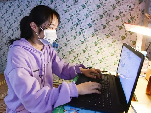 Học sinh phổ thông thuộc hộ nghèo được hỗ trợ máy tính bảng