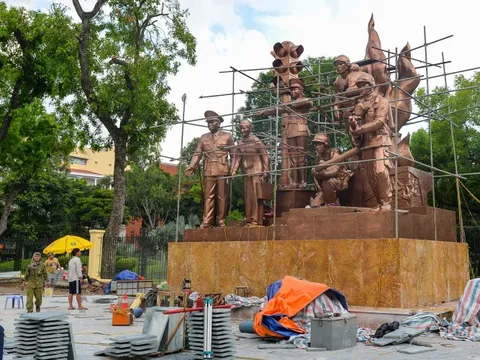 Cận cảnh tượng đài Cảnh sát giao thông và PCCC ở Hà Nội
