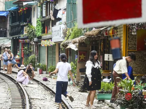 Khách Tây tấp nập check-in 'xóm cà phê đường tàu' Hà Nội