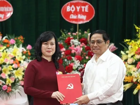 Thủ tướng trao quyết định quyền Bộ trưởng Bộ Y tế cho bà Đào Hồng Lan