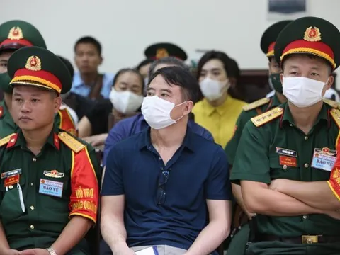 Luật sư tiết lộ cựu đại tá Biên phòng bị cáo buộc nhận hối lộ từng bị tạt a xít trả thù