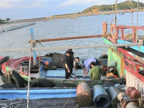 Phát hiện 2 tàu cá chở 7000 lít dầu không rõ nguồn gốc