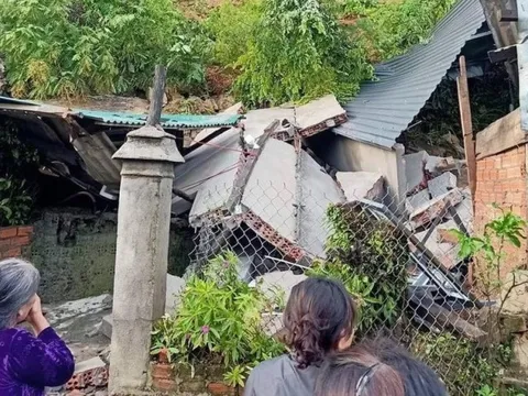 Đắk Lắk: Sạt lở đất gây sập nhà dân, 4 người trong một gia đình nhập viện