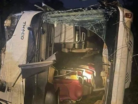 Xe chở khách du lịch bị lật ở Phú Thọ, 13 người thương vong